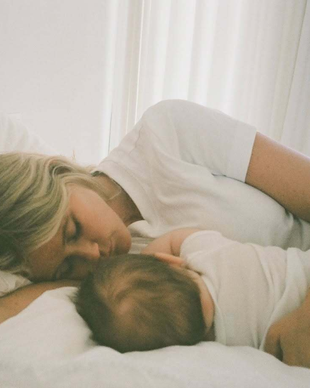 Acné post-partum Maman enfant